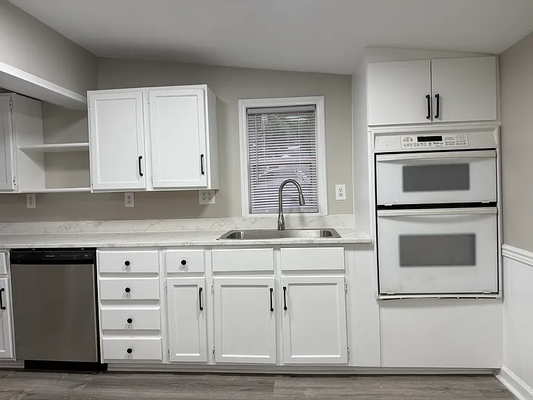 Kitchen area - Double oven (microwave & convection), oversized sink.