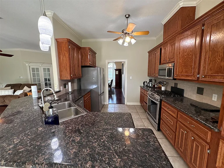 308 Williamsburg Ave — Photo 11