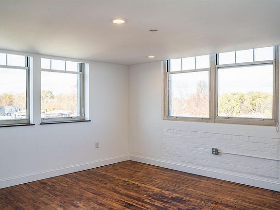 4th image of 2074 Park St #415