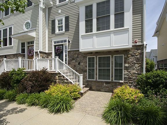3rd image of 82 Parkview St