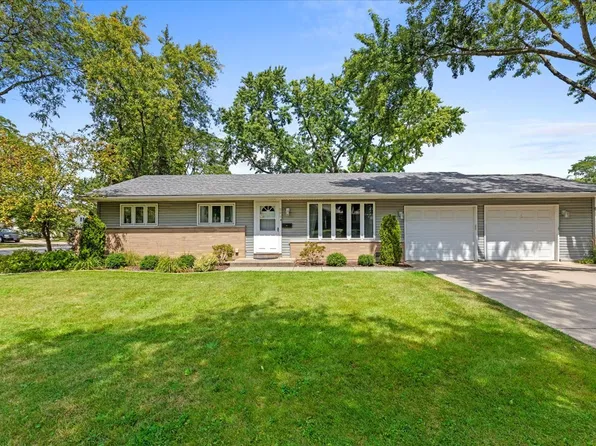 295 Redwood Ave, Elk Grove Village, IL 60007