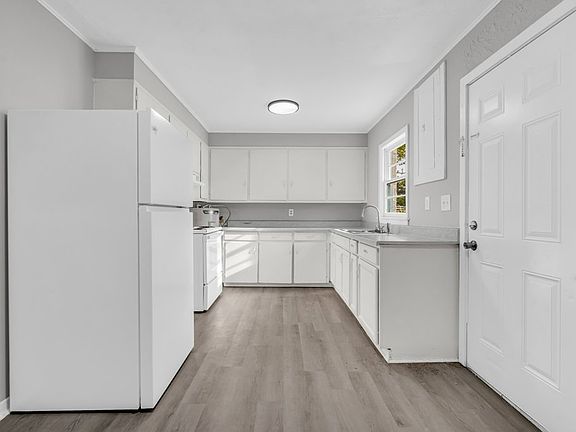 5th image of 131 Poplar St