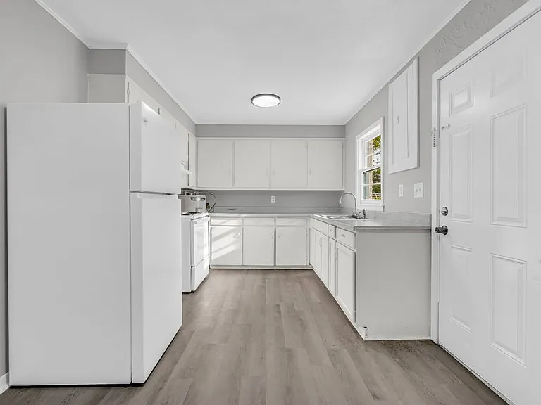 131 Poplar St — Photo 5