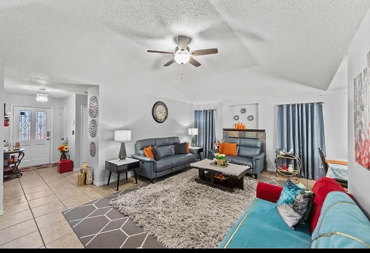 3 bed, 1354 sqft, $1,975 — Photo 4