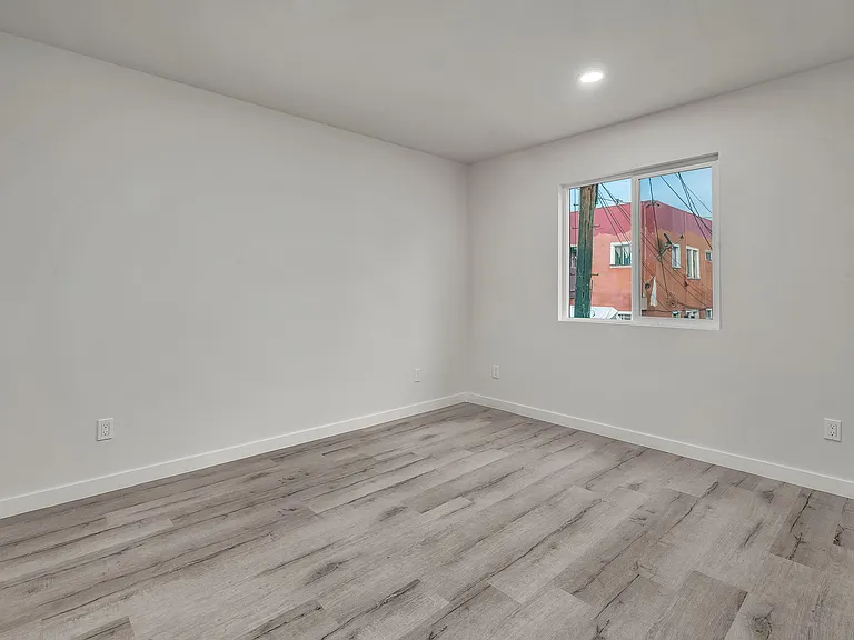 5844 1/2 Denver Ave #A — Photo 4