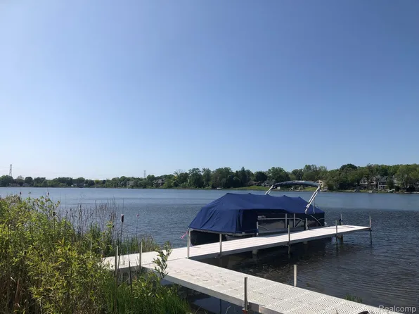 1490 Forest Bay Ct, Wixom, MI 48393