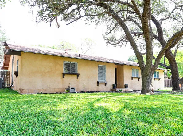 100 BARRY ST, Uvalde, TX 78801