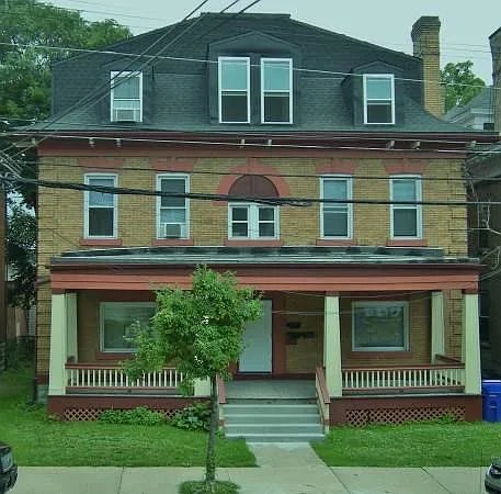 Photo 1 of 8 - 121 Stratford Ave #2 - Pittsburgh, PA Primary Photo - 121 Stratford Ave #2
