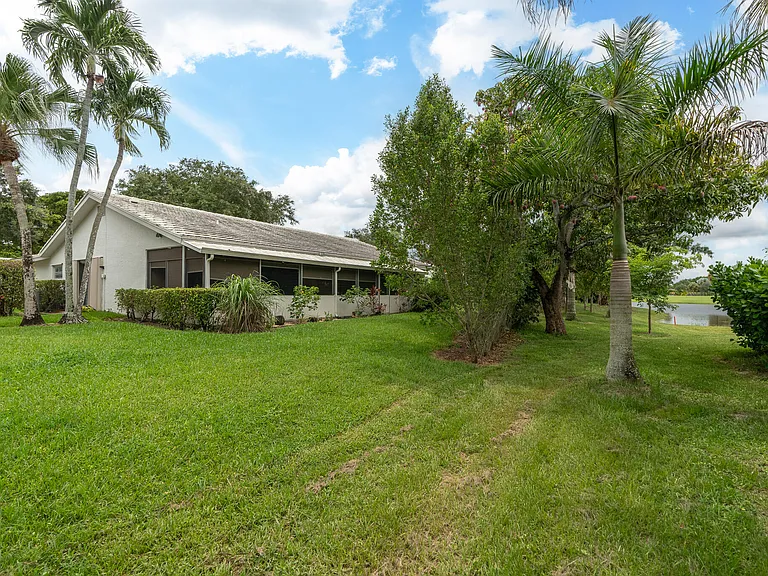 5557 Cameo Dr N — Photo 34