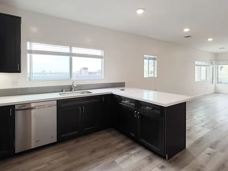 Gorgeous Townhome w/ Rooftop Deck and Ocean Views Near USD — Photo 17