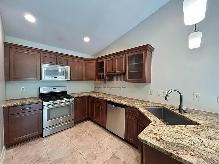 827 Veterans Ln — Photo 6