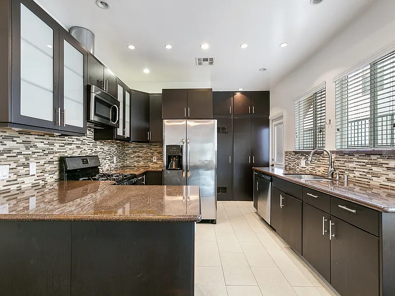 941 N Croft Ave #941 — Photo 4