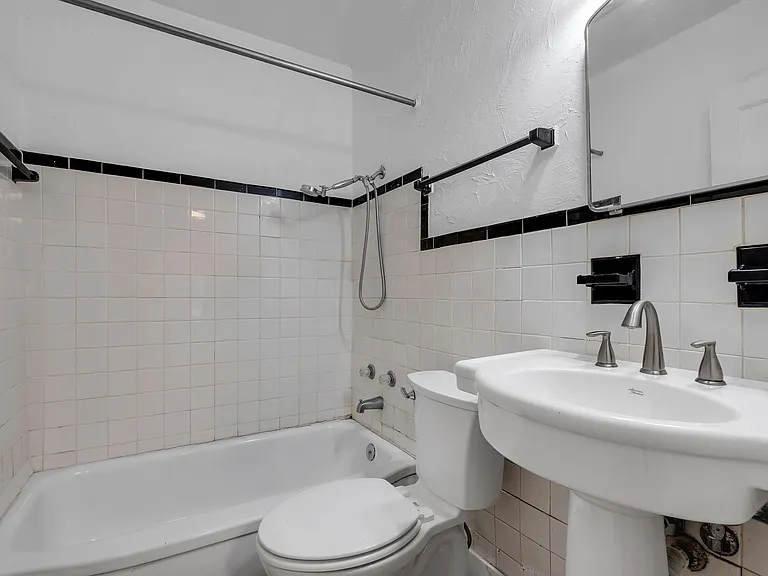 1131 Hawthorne St — Photo 13