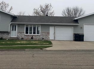 3809 37th St NW, Mandan, ND 58554