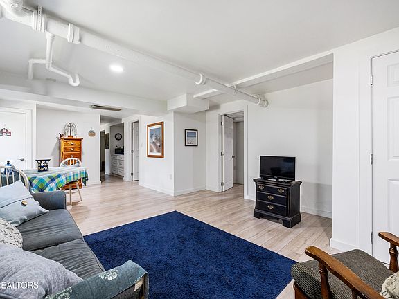 5th image of 941 Rosedale Ave