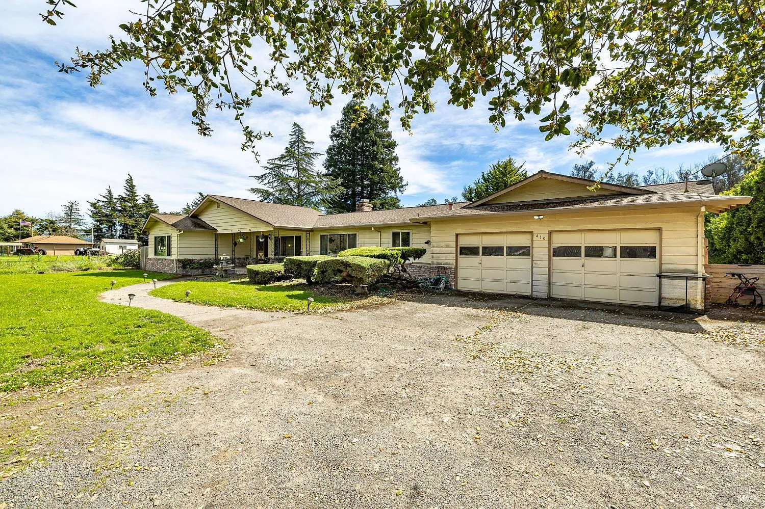 410 E Railroad Avenue photo 1