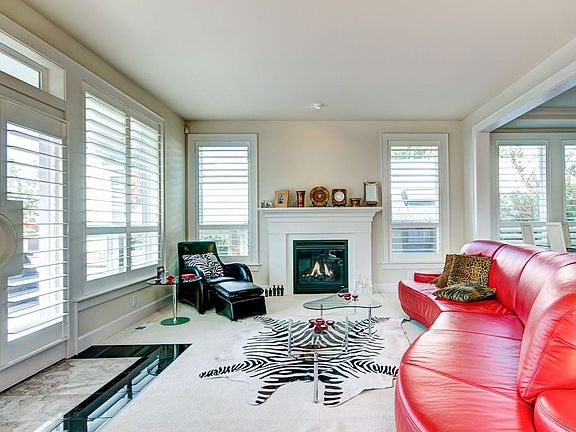 Cozy gas firplace in livingroom....