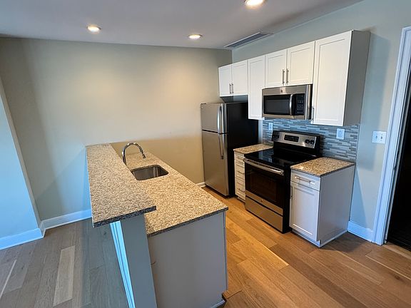4th image of 248 N Christopher Columbus Blvd #1306