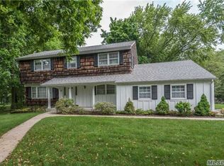 22 Blinkerlight Rd, Stony Brook, NY 11790