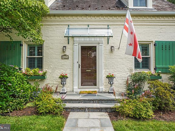 3rd image of 2824 McKinley Pl NW