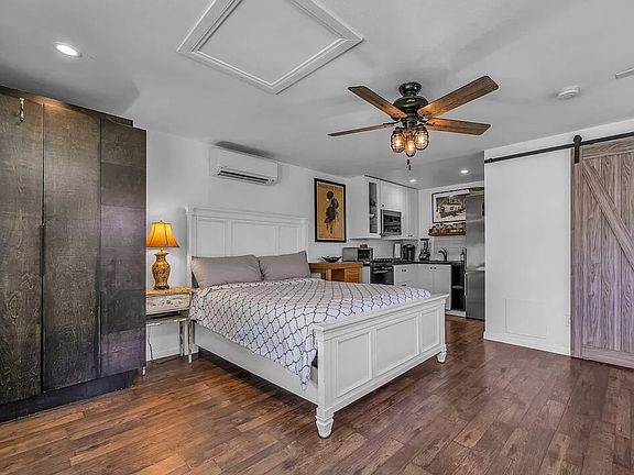 2nd image of 10643 Blix St #Adu