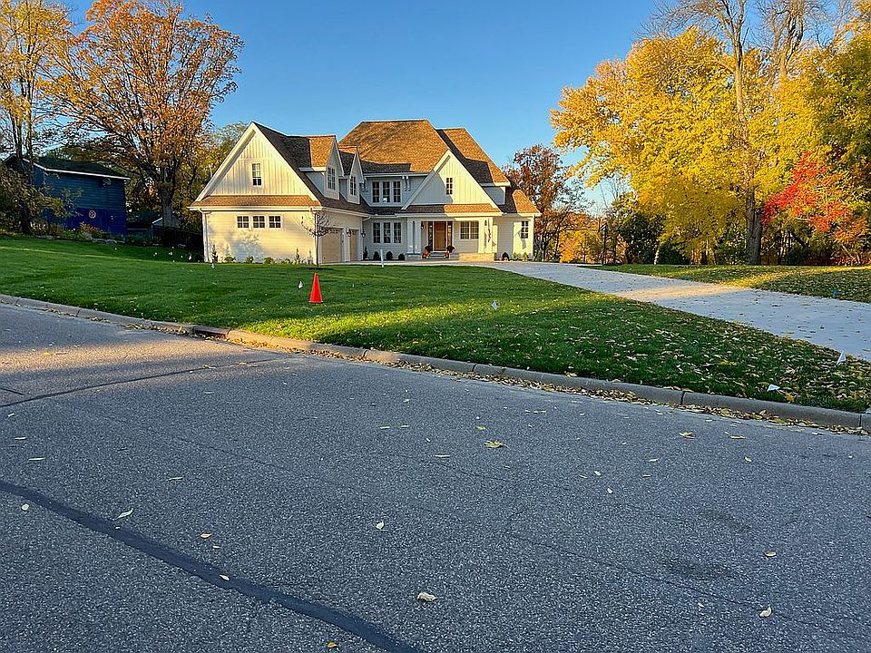 2nd image of 215 Queensland Ln N