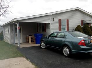 319 Applewood Dr, Lockport, NY 14094