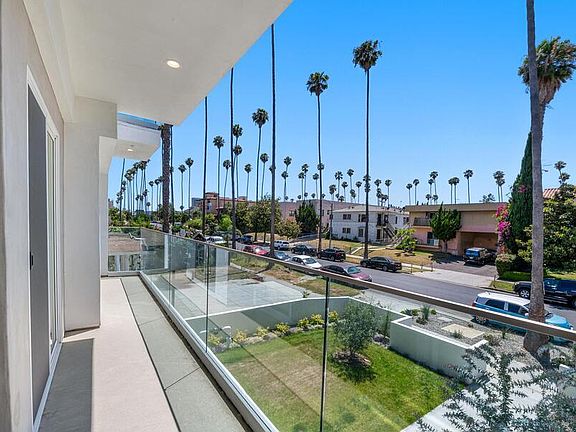 3rd image of 226 N Berendo St #201