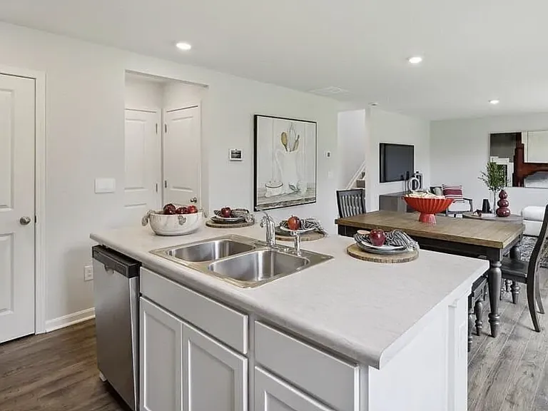 1568 Robin Rd — Photo 3