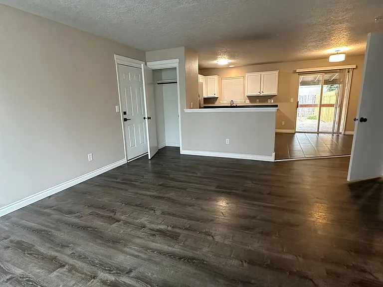 3327 Rockingham Ct NE — Photo 4