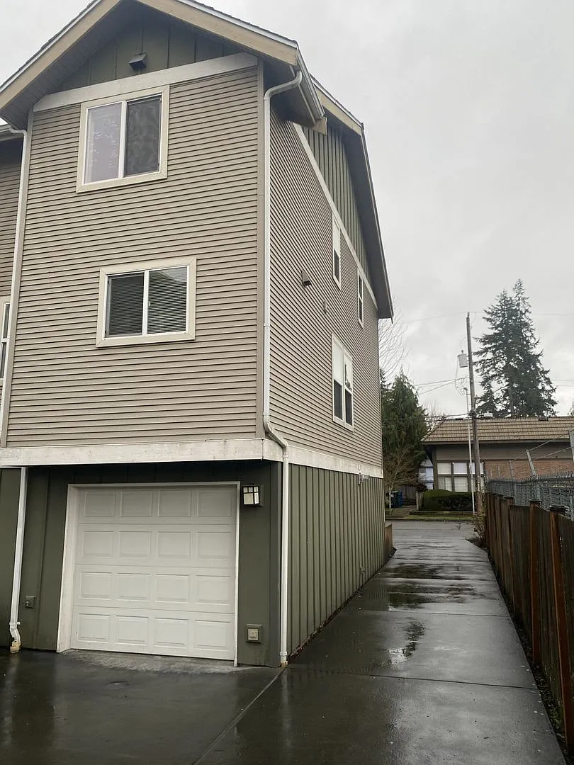 Building Photo - 12530 26th Ave NE #C