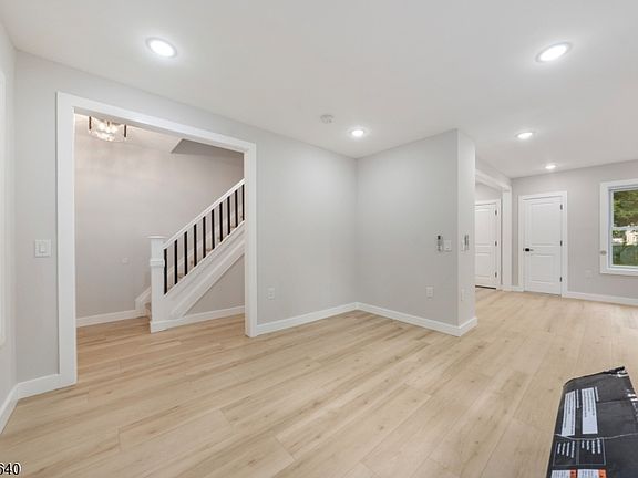 4th image of 806 E 2Nd St