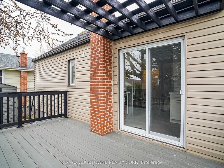 96 Mohawk Rd E — Photo 7