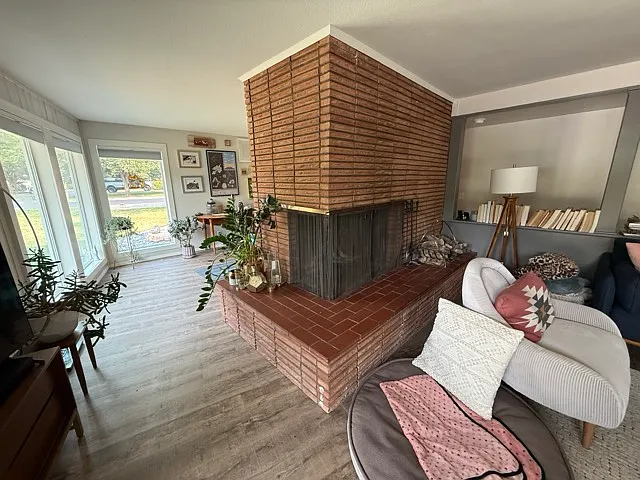 Yes, you can burn wood in this fireplace.