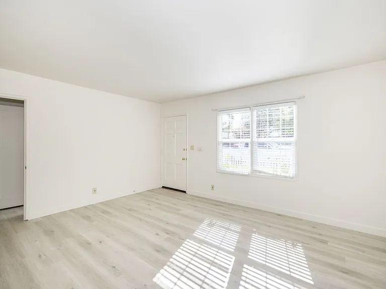 496-496A Chiquita — Photo 2