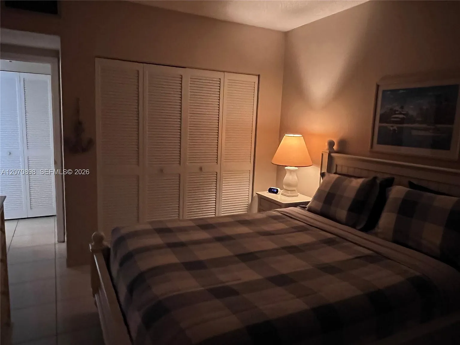 Hemispheres Condo — Photo 4