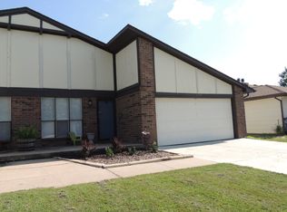 8709 E Lockmoor Cir, Wichita, KS 67207