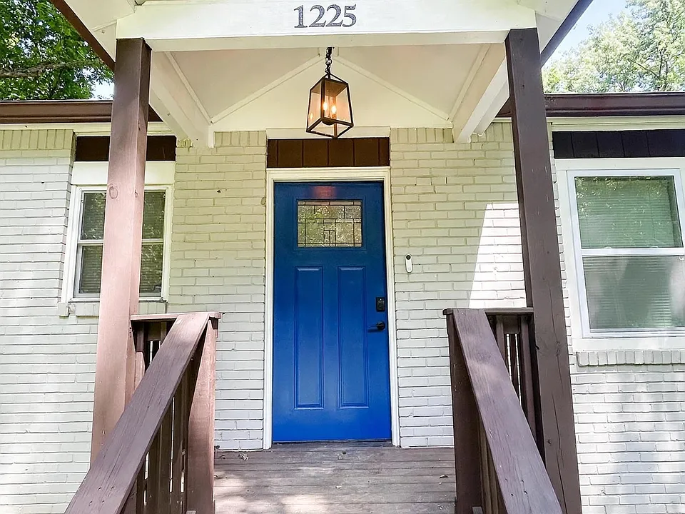 1225 Redford Dr SE