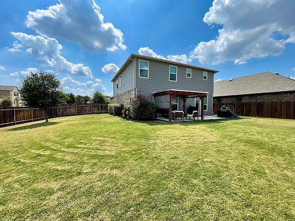 HUGE backyard! Great for pets or kids.