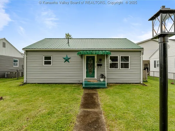 909 Dupont Ave, Nitro, WV 25143