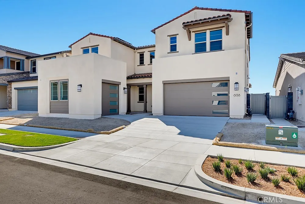 5 bed, 5.5 bath, 3965 sqft, $11,999 — Photo 2