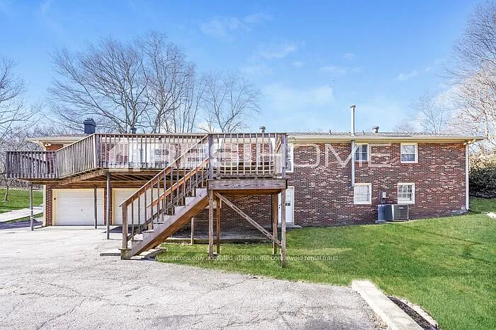 954 Carlin St — Photo 2