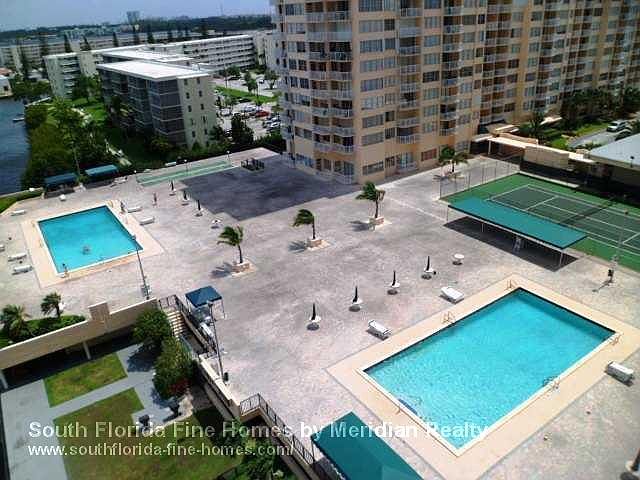 2nd image of 18011 Biscayne Blvd APT 703-1
