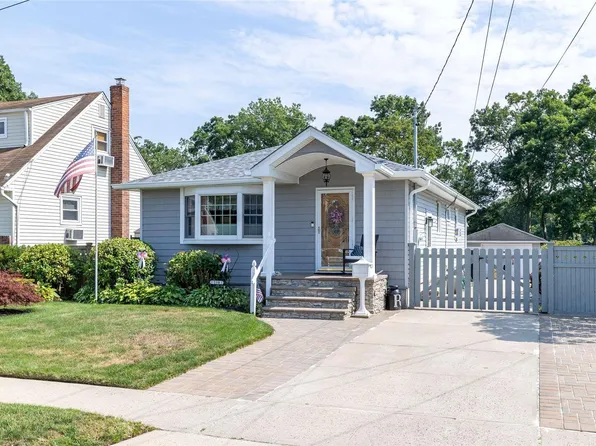 108 Radcliffe Avenue, Farmingdale, NY 11735