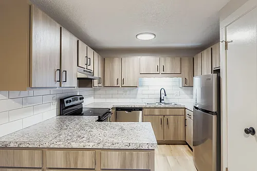 Leasing Special! Modern 2-Bedroom Apartment | Garage Optional | Central Loveland Photo 1