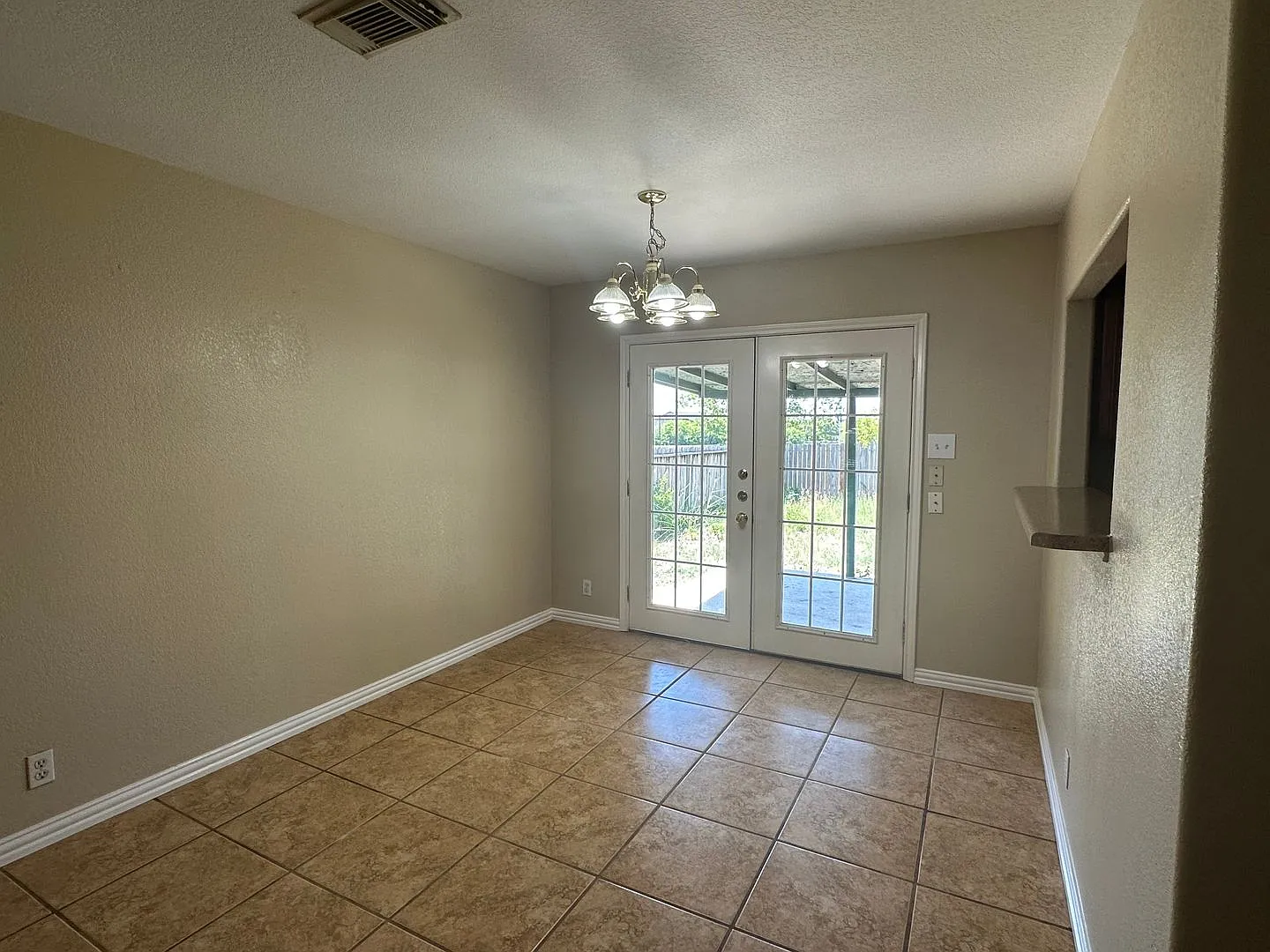 Beautiful 3 bedroom 2.5 full baths Plus Additional Room — Photo 4