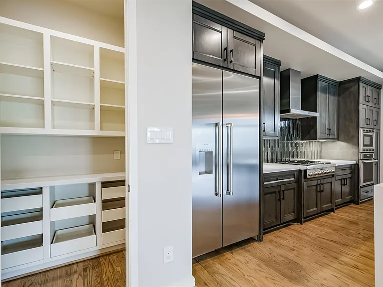 711 W Clay St — Photo 18