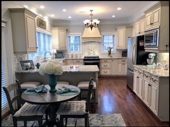 3rd image of 570 Benton Ln