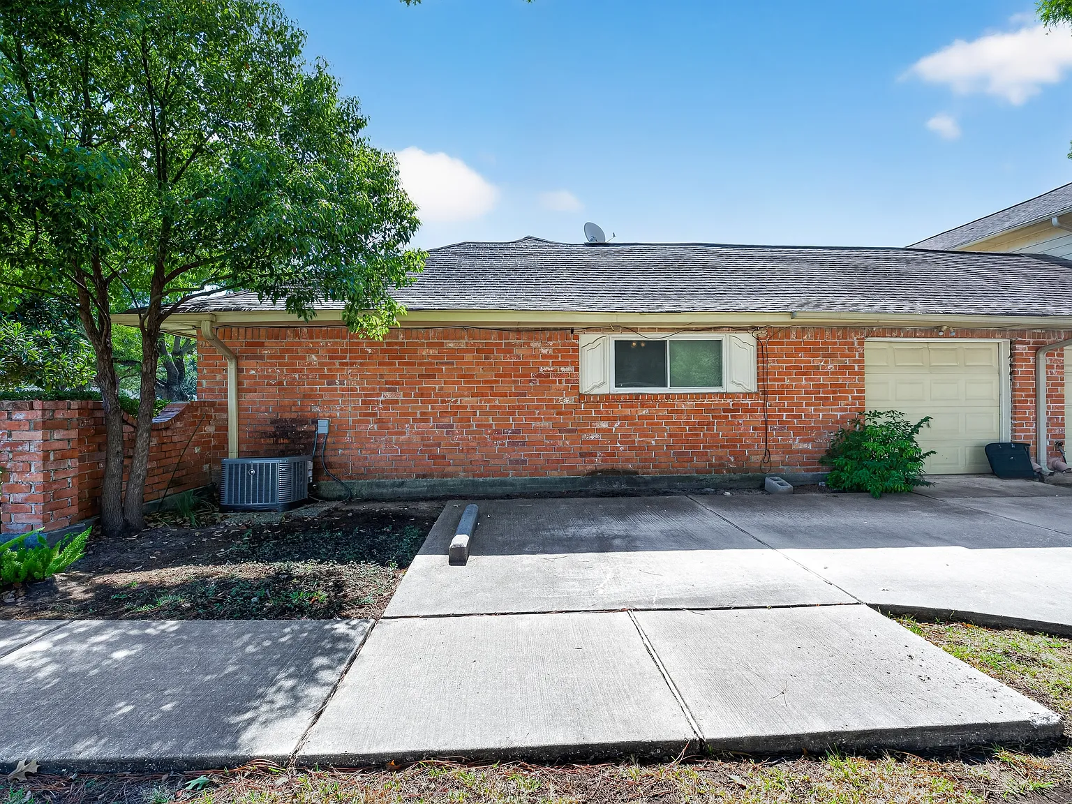 17104 Blackhawk Boulevard — Photo 4