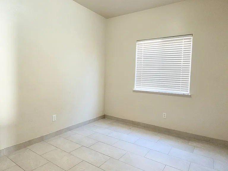511 Lewisham St — Photo 8